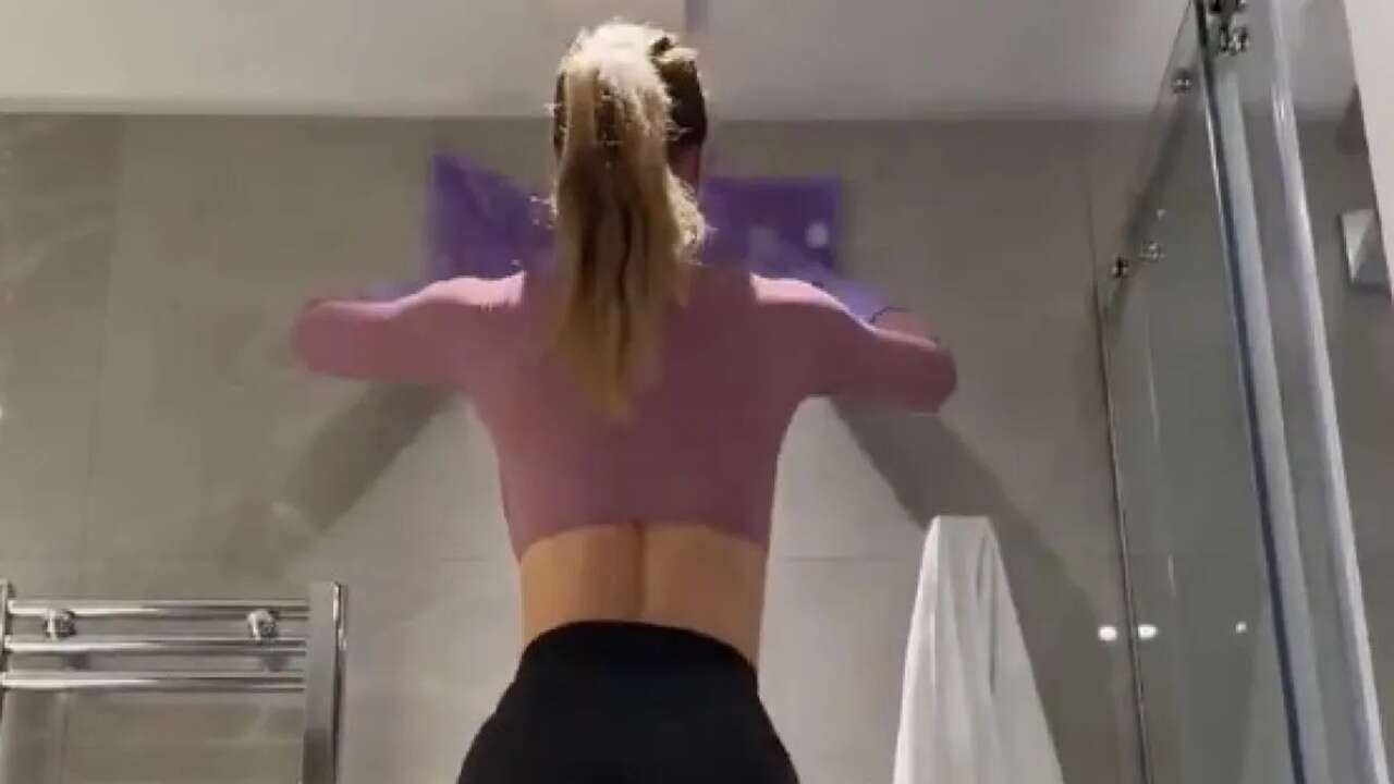 Yok artık dedirtti. Ebru Şallı tuvalet temizlerken pilates yaptı