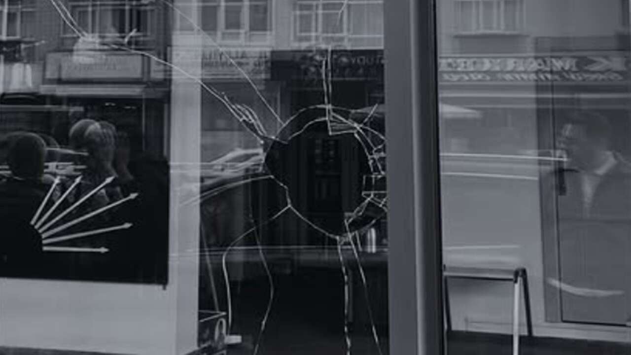 Ankara'da CHP binasına taşlı saldırı: ''Ne korkarız ne geri çekiliriz''