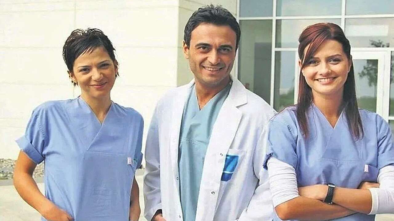 Yasemin Özilhan'dan geçmişe yolculuk: Doktorlar dizisinin yıldızları yıllar sonra buluştu