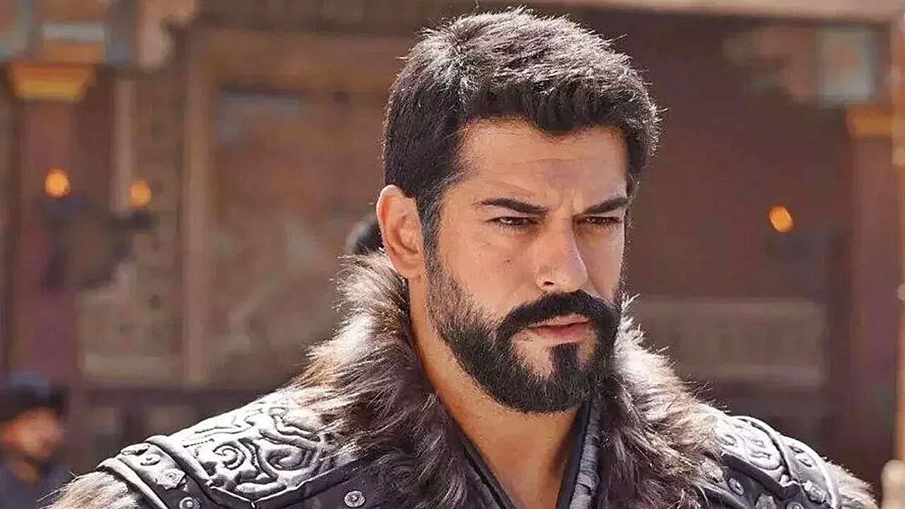 Burak Özçivit'in yeni imajı tam not aldı! Resmen 10 yıl gençleşmiş...