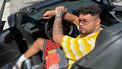 Lvbel C5 konserinde plates topu şoku! Hayranının telefonunu kırdı